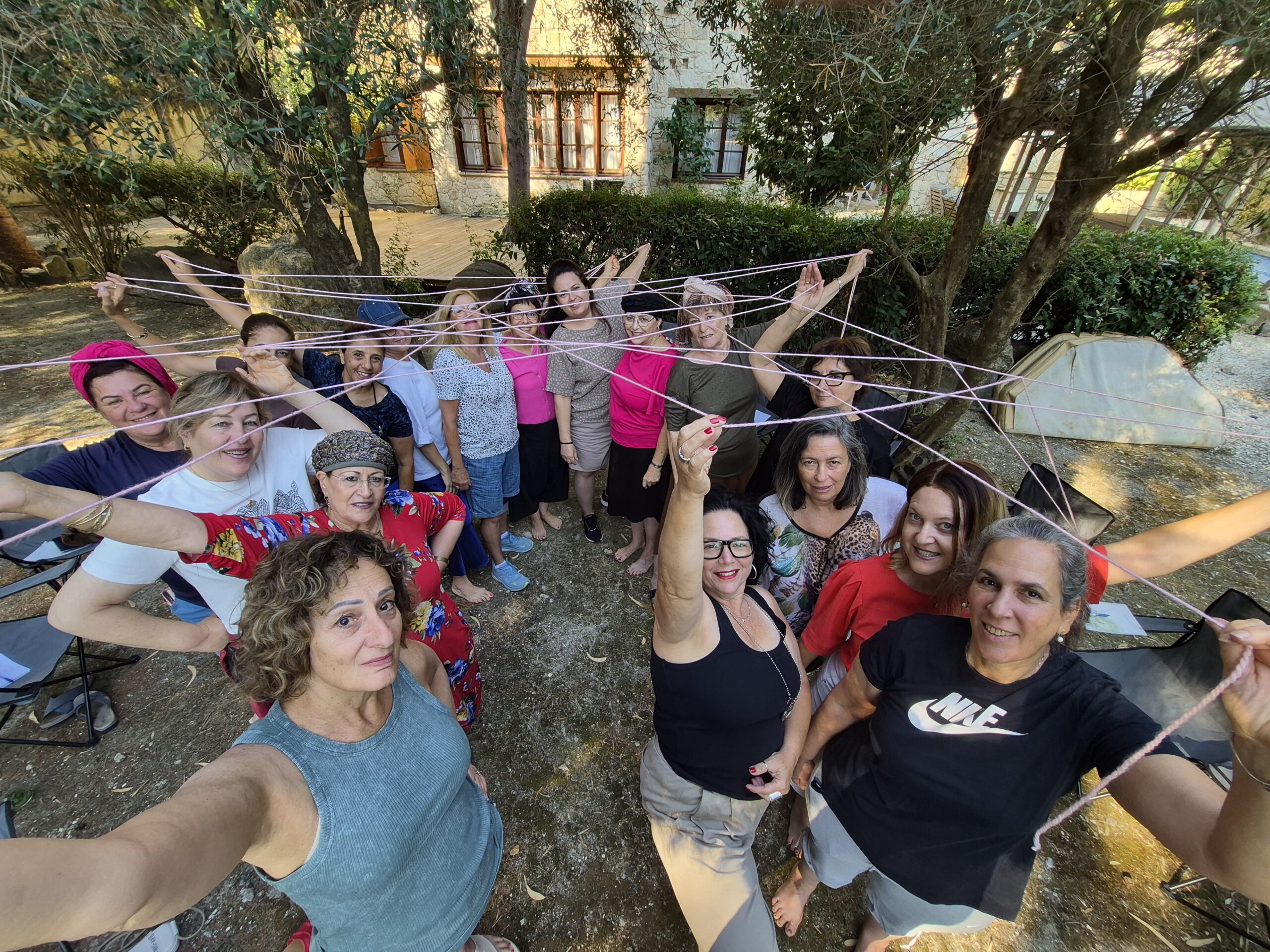 רגע שמח של הקבוצה בטבע